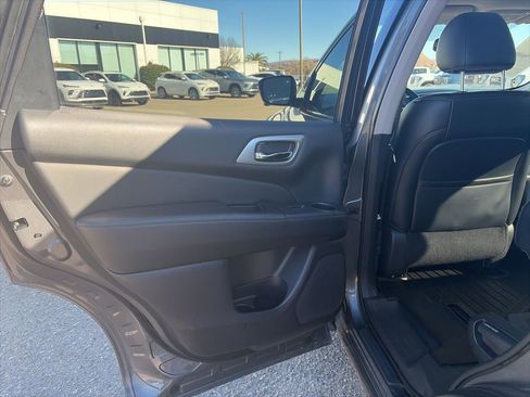 Used 2019 Nissan Pathfinder SL image 13