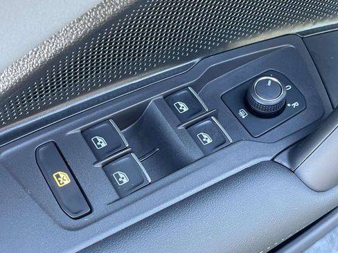 Certified 2026 Volkswagen Tiguan SE w/ Panoramic Sunroof Package FWD image 17