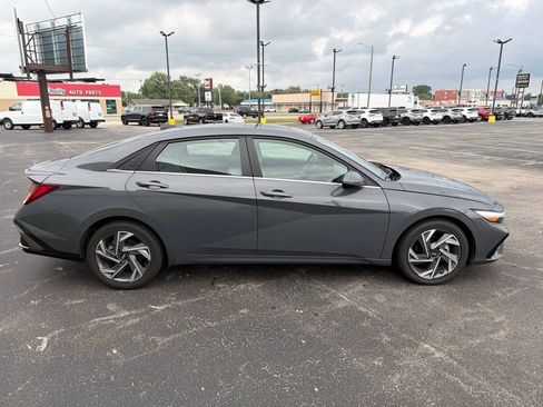 Used 2025 Hyundai Elantra Limited FWD image 4