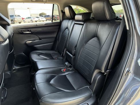Used 2023 Toyota Highlander XLE FWD image 27