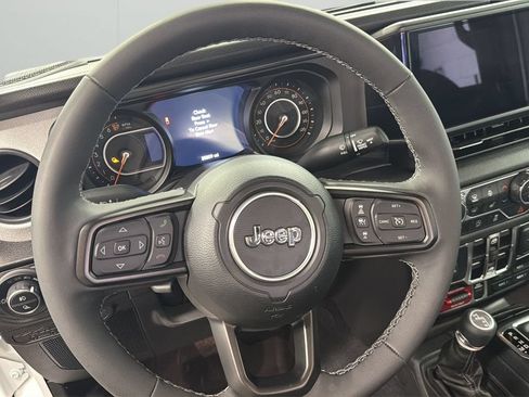 Used 2025 Jeep Gladiator Sport AWD/4WD image 11