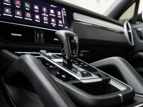 Certified 2023 Porsche Cayenne Platinum Edition image 27