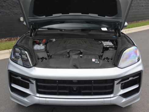 Certified 2025 Porsche Cayenne AWD/4WD image 34