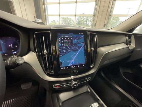 Used 2022 Volvo XC60 B5 Momentum image 15