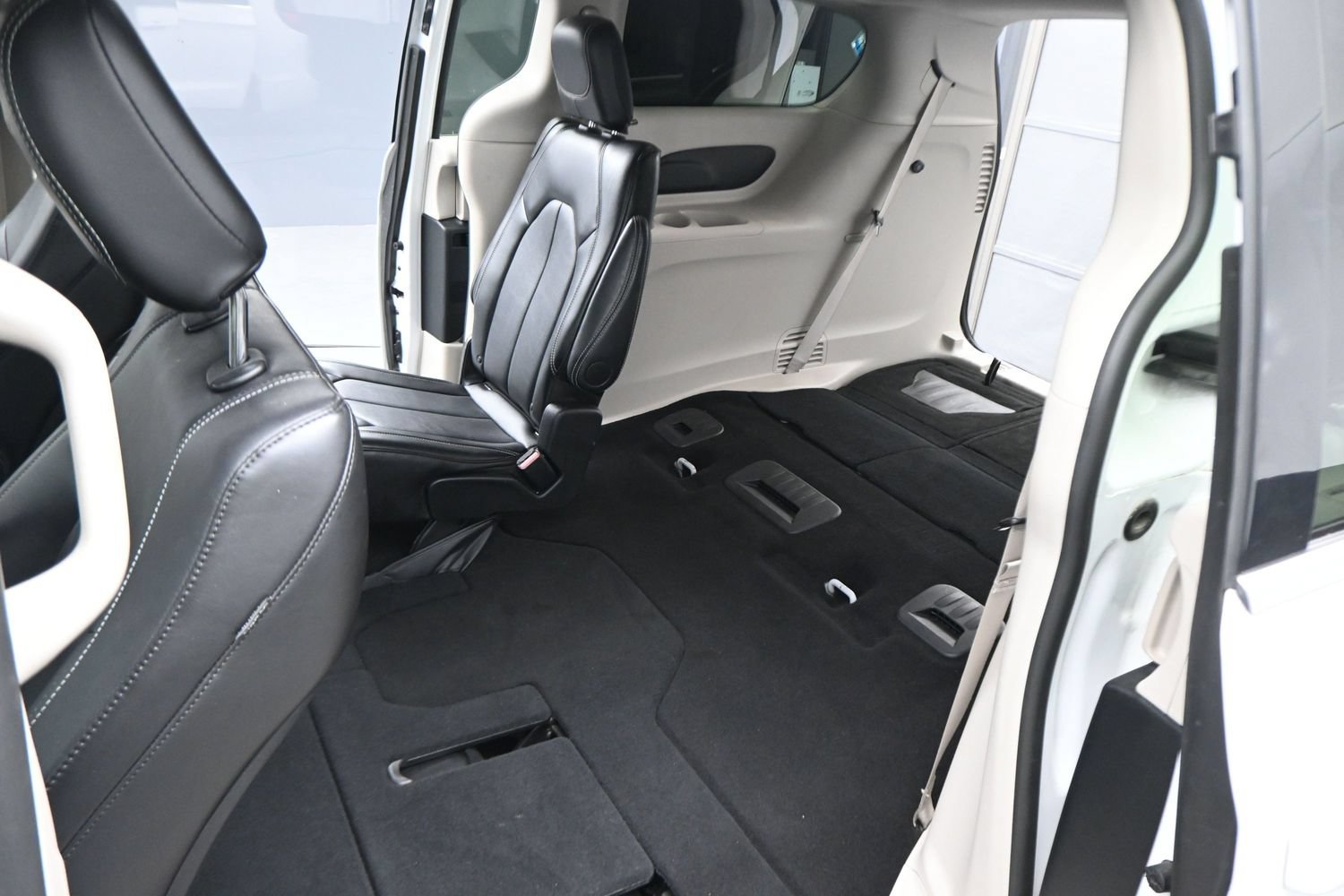 Used 2024 Chrysler Pacifica Touring-L FWD image 3