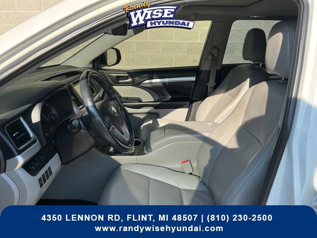 Used 2019 Toyota Highlander XLE FWD image 12