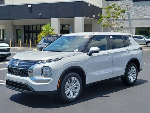 New 2026 Mitsubishi Outlander ES FWD image 1