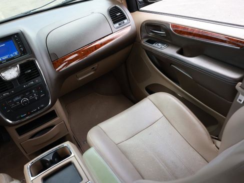 Used 2012 Chrysler Town & Country Touring w/ Entertainment Group #1 FWD image 22