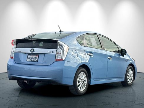 Used 2015 Toyota Prius Plug-In Hybrid image 4