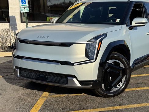Used 2024 Kia EV9 Land image 3