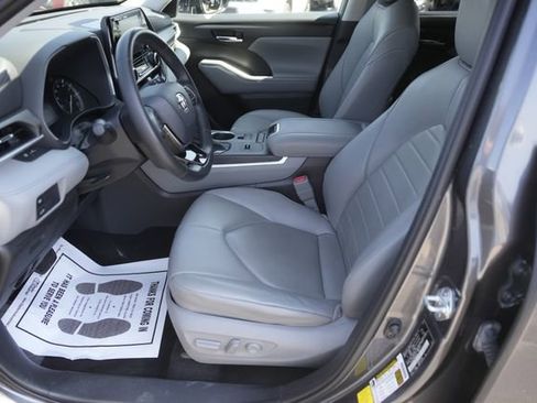 Used 2021 Toyota Highlander XLE image 9