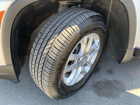Used 2022 Chevrolet Traverse LS FWD image 11