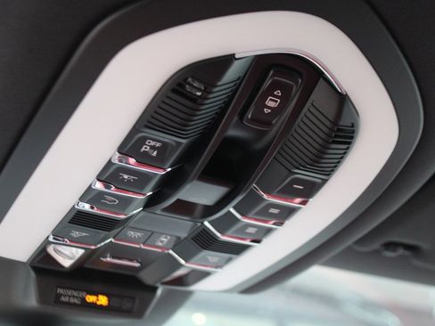 Used 2025 Porsche Macan image 30