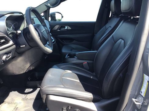 Used 2025 Chrysler Pacifica Select FWD image 9