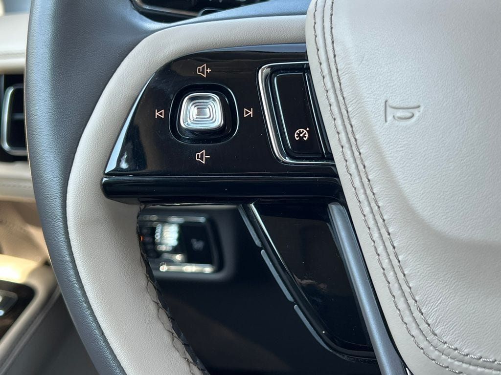 Used 2023 Lincoln Aviator AWD w/ Premium Package image 20
