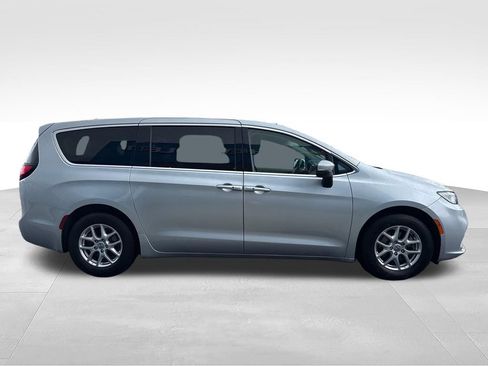 Used 2023 Chrysler Pacifica Touring-L FWD image 7
