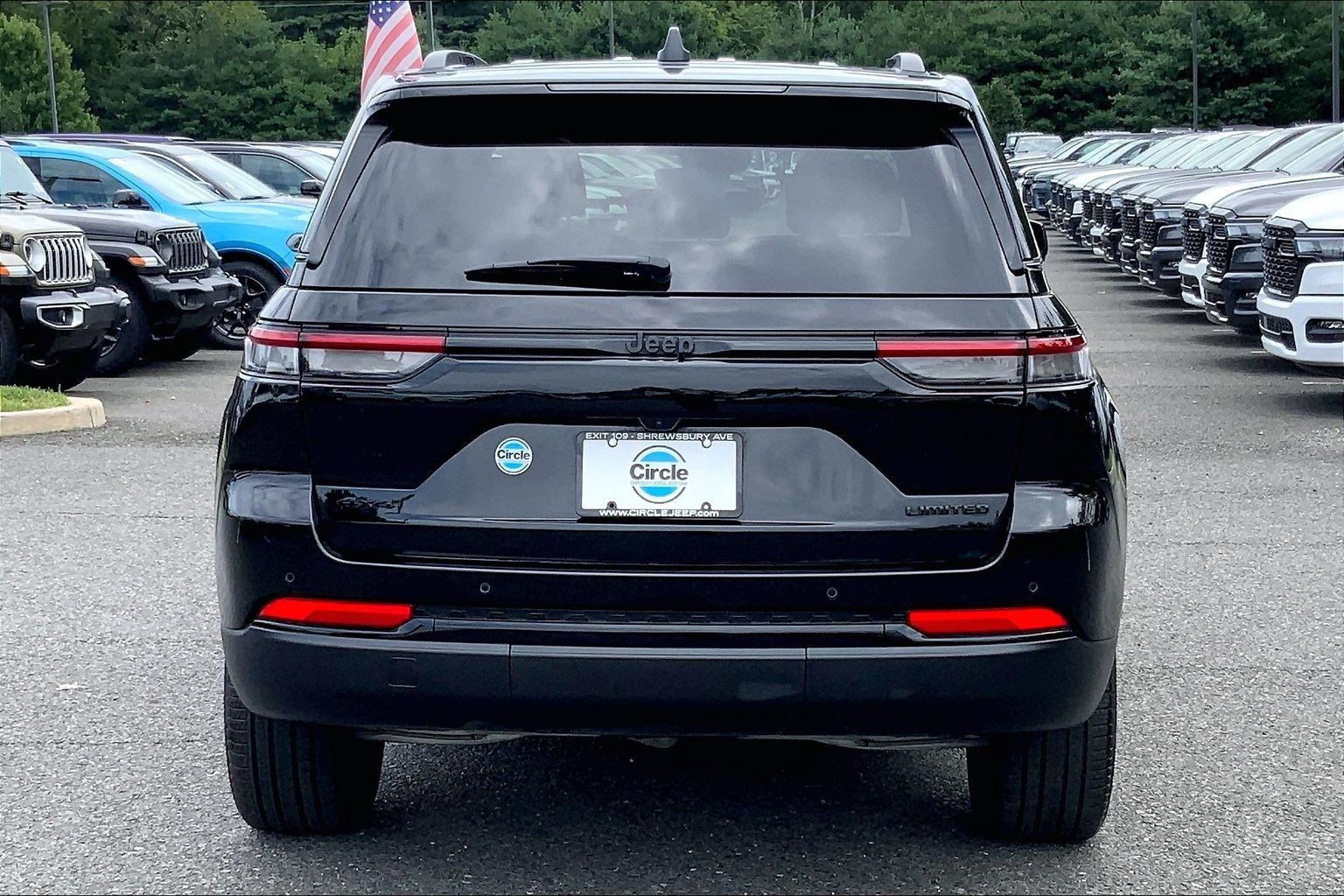 Certified 2025 Jeep Grand Cherokee Limited w/ Black Appearance Package AWD/4WD image 4