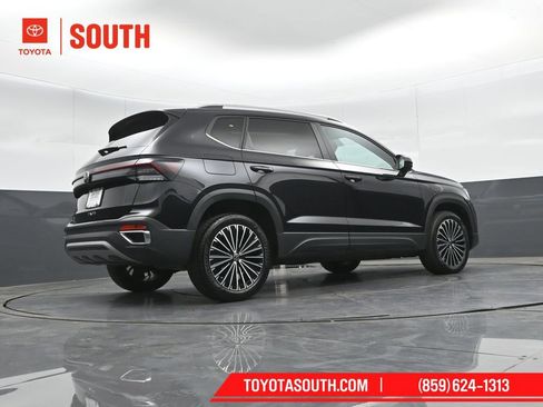 Used 2025 Volkswagen Taos SE FWD image 36