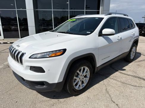Used 2017 Jeep Cherokee Latitude w/ Comfort/Convenience Group AWD/4WD image 3