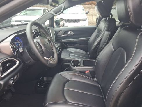 Used 2025 Chrysler Pacifica Select FWD image 4