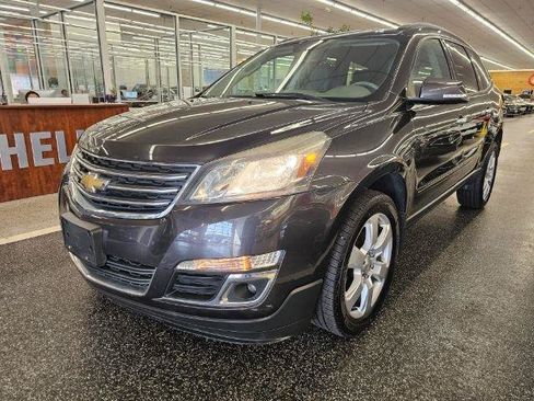 Used 2016 Chevrolet Traverse LT w/ Style and Technology Package FWD image 2