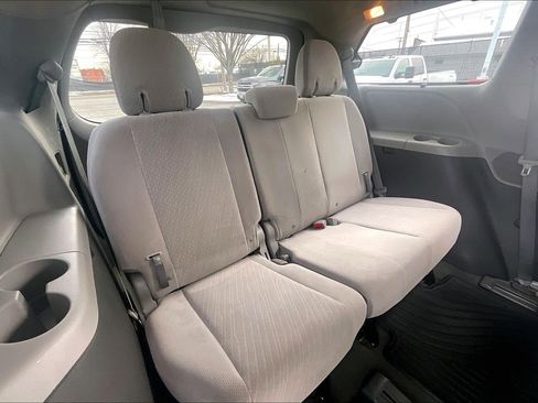Used 2017 Toyota Sienna LE image 32