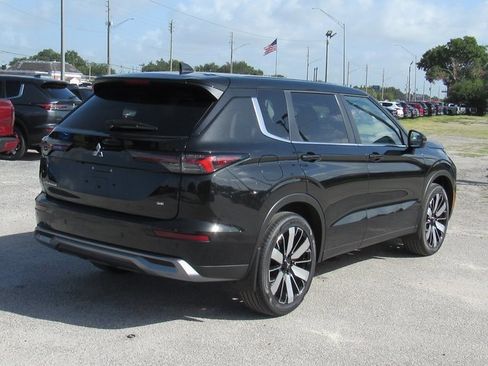 New 2025 Mitsubishi Outlander SE image 3