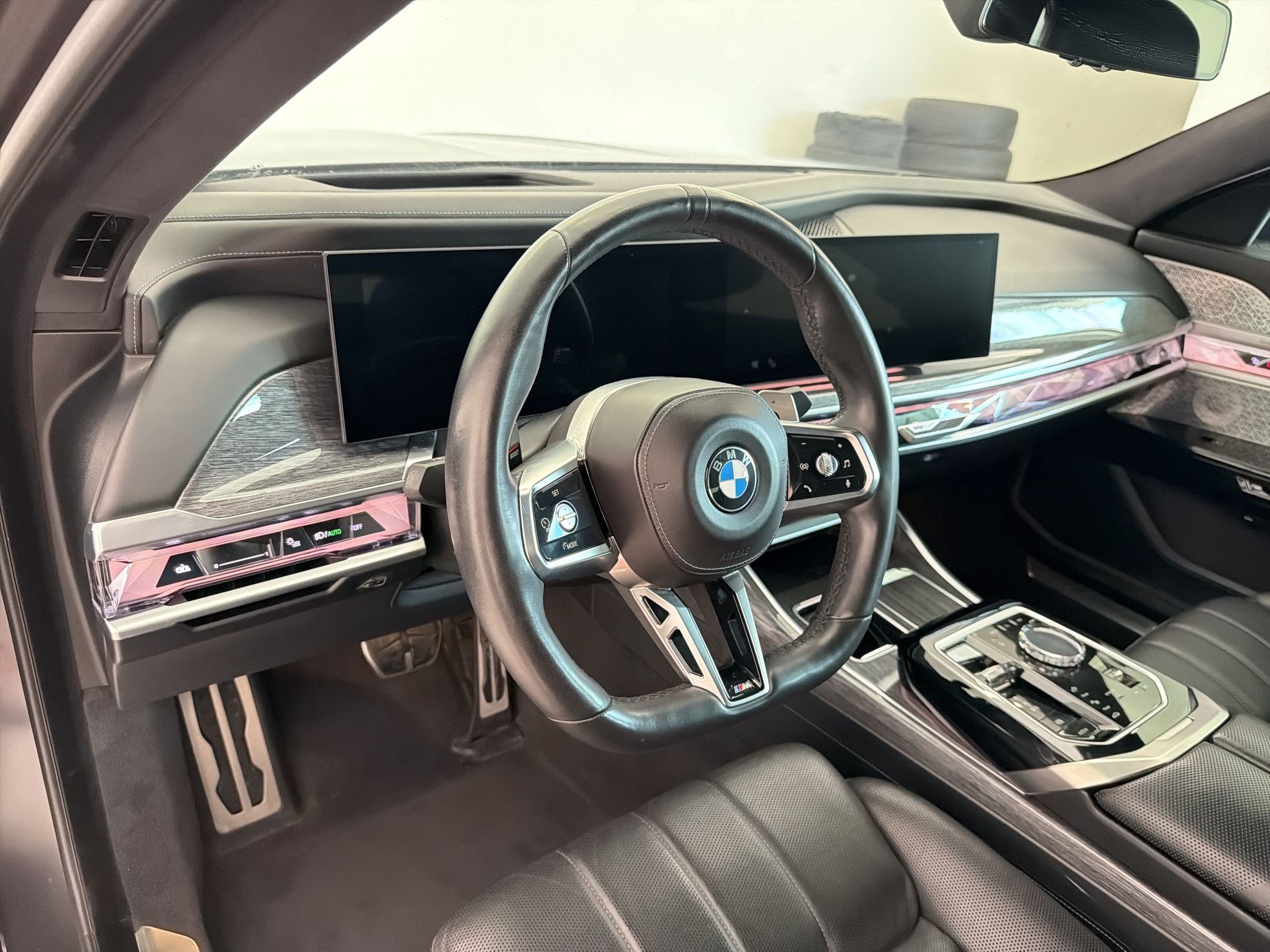 Used 2023 BMW 760i xDrive w/ Executive Package AWD/4WD image 4