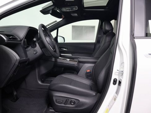 Used 2026 Toyota Sienna Limited FWD image 10
