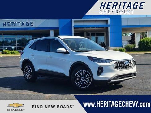 Used 2023 Ford Escape SE FWD image 1