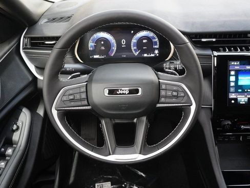 New 2025 Jeep Grand Cherokee Altitude image 10