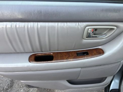 Used 2001 Toyota Avalon XLS FWD image 16