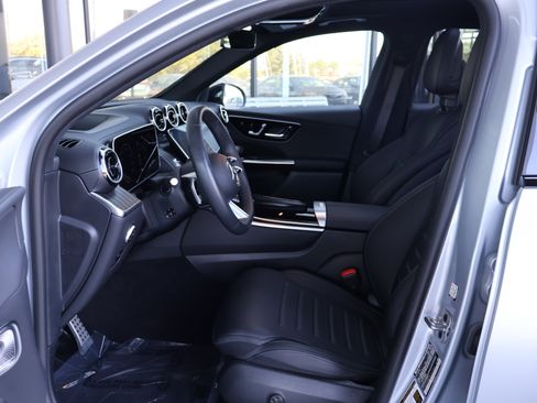 Used 2024 Mercedes-Benz GLC 300 4MATIC image 11