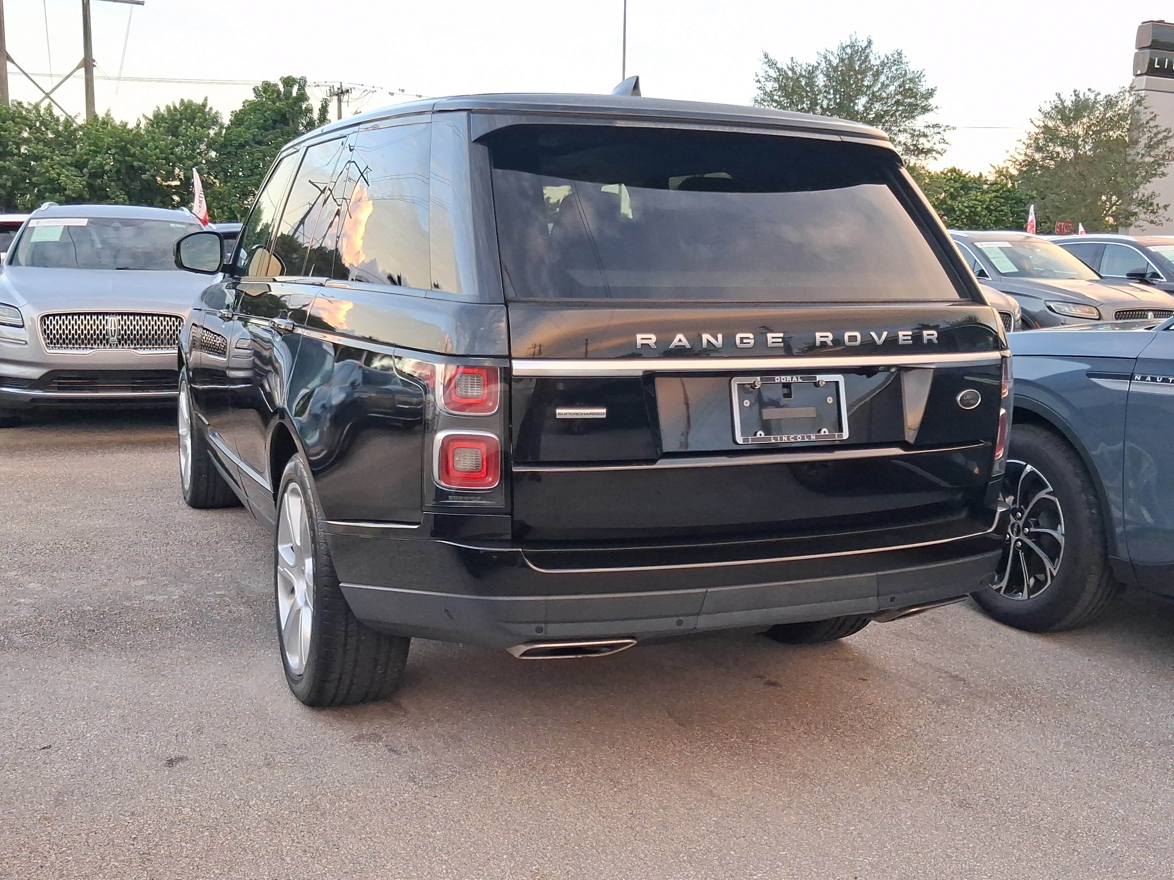 Used 2018 Land Rover Range Rover Supercharged AWD/4WD image 3