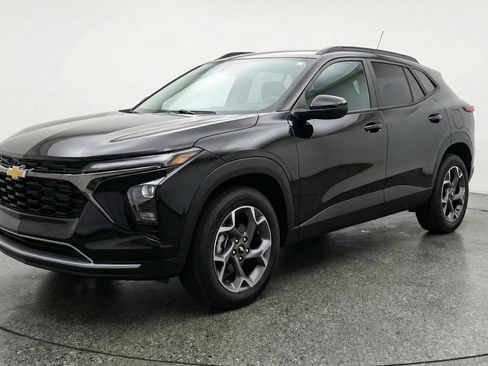 Used 2025 Chevrolet Trax LT image 3