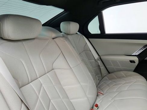 Used 2025 BMW 740i xDrive 740i xDrive image 25