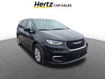 Used 2025 Chrysler Pacifica Select