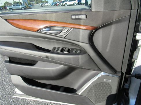 Used 2019 Cadillac Escalade Luxury image 24