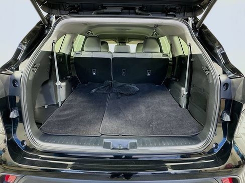 Used 2024 Toyota Highlander LE FWD image 25