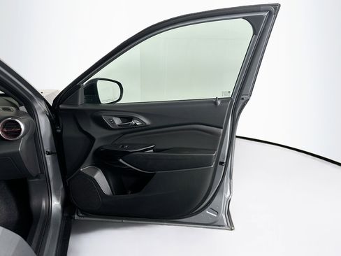 Used 2025 Chevrolet Trax RS FWD image 29
