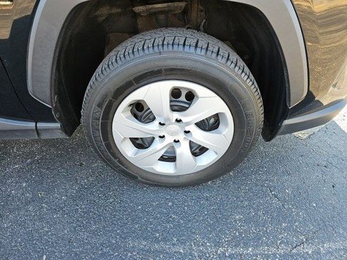 Used 2022 Toyota RAV4 LE image 10