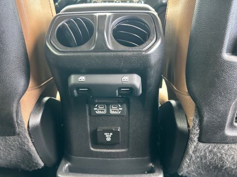 Used 2021 Jeep Wrangler Unlimited Rubicon w/ Cold Weather Group AWD/4WD image 21