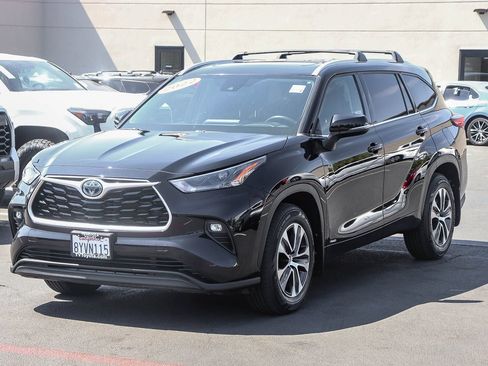 Used 2022 Toyota Highlander XLE AWD/4WD image 3