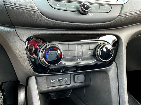 Used 2022 Buick Encore GX Preferred w/ Sport Touring Package FWD image 15