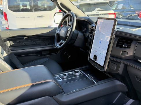 Used 2024 Ford Expedition Platinum image 35