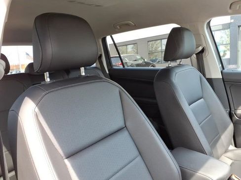 Used 2018 Volkswagen Tiguan SE AWD/4WD image 29