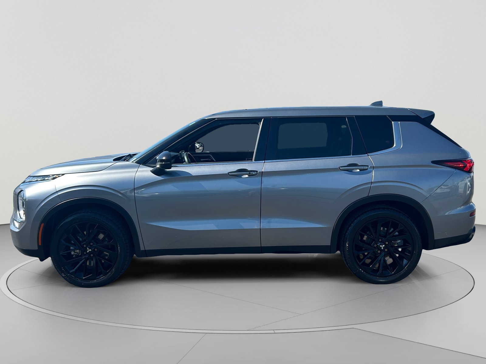 Used 2022 Mitsubishi Outlander SE FWD image 2
