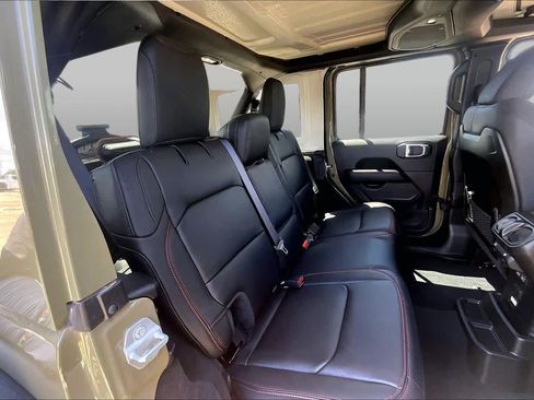Used 2025 Jeep Wrangler Unlimited Rubicon w/ Convenience Group AWD/4WD image 21