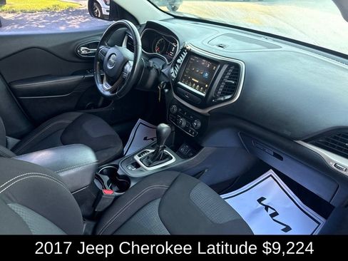 Used 2017 Jeep Cherokee Latitude FWD image 16