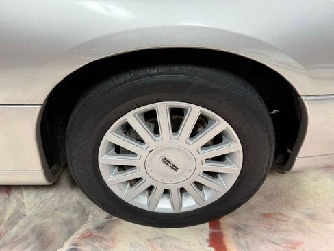 Used 2003 Lincoln Town Car Executive RWD image 35